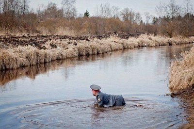 Редкий кадр , самец ментая откладывает икру.jpg
