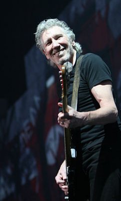 Roger_Waters_en_el_Palau_Sant_Jordi_de_Barcelona_(The_Wall_Live)_-_04_(crop).jpg