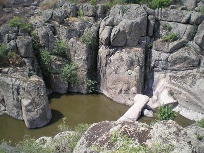 800px-Местность,_называемая_из-за_камня_внизу_-_(язык)-Актовский_каньон.jpg