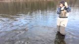 Девушка поймала рыбку, эмоции через край