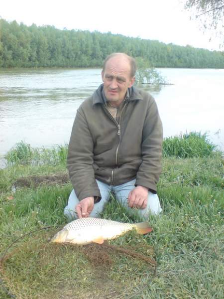 Отличился кум на одном из рукавов Дуная (Измаил). На кастмастер 17гр, сазан на 3.2 кг.