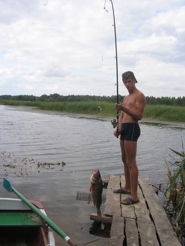 Окунь вагою 1,450 кг виловлений мною на Канівському водосховищі неподалік міста Ржищев. Ловив на...