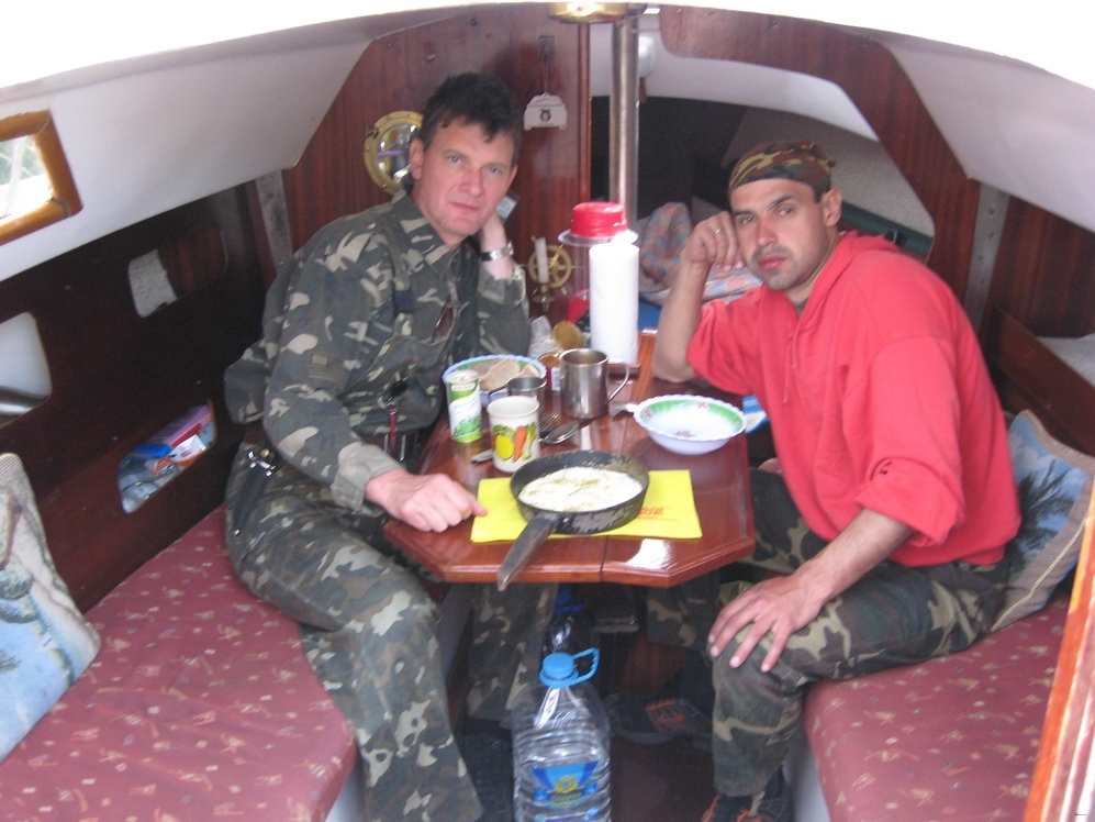 Обкатка знакомого яхты:Завтрак с кумом в каюте.(Киевскоеское море,выше Вышгородской дамбы.2012 год).